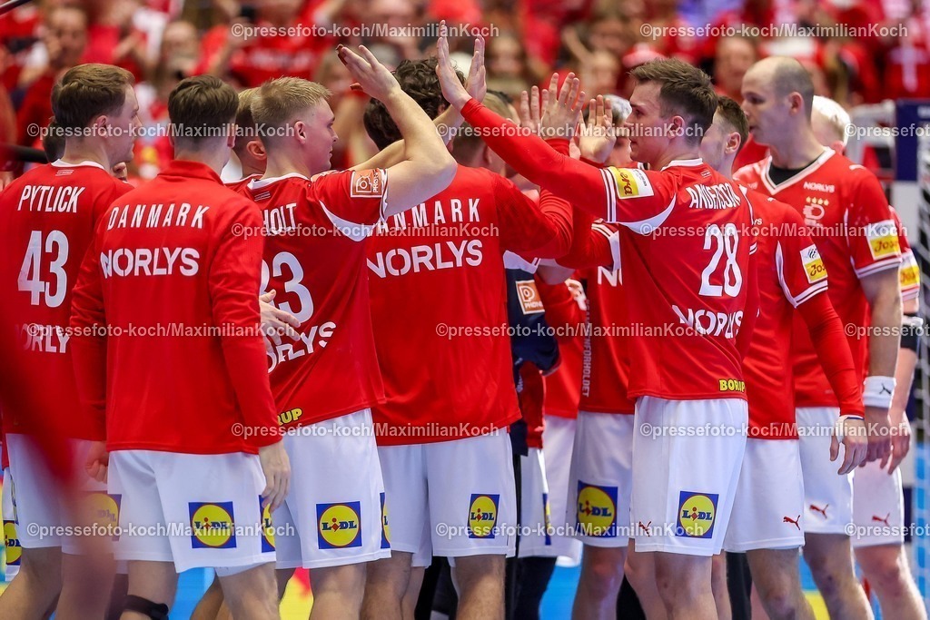 EHF16012602196 | 16.01.2026, Handball, Men's EHF EURO 2026, Dänemark - Nordmazedonien, Jyske Bank Boxen in Herning, Dänemark, Preliminary Round: Gute Laune beim Dänischen Team nach dem Sieg gegen Nordmazedonien. 