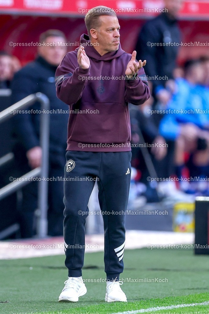 F9510042601004 | 10.04.2026, Fußball, Fortuna Düsseldorf - Holstein Kiel, 2. Fußball Bundesliga, Herren, Merkur Spiel-Arena, 29. Spieltag, Saison 2025 2026: Cheftrainer Markus Anfang (Fortuna Düsseldorf #hc) gestikulierend am Spielfeldrand   DFB regulations prohibit any use of photographs as image sequences and or quasi-video.
