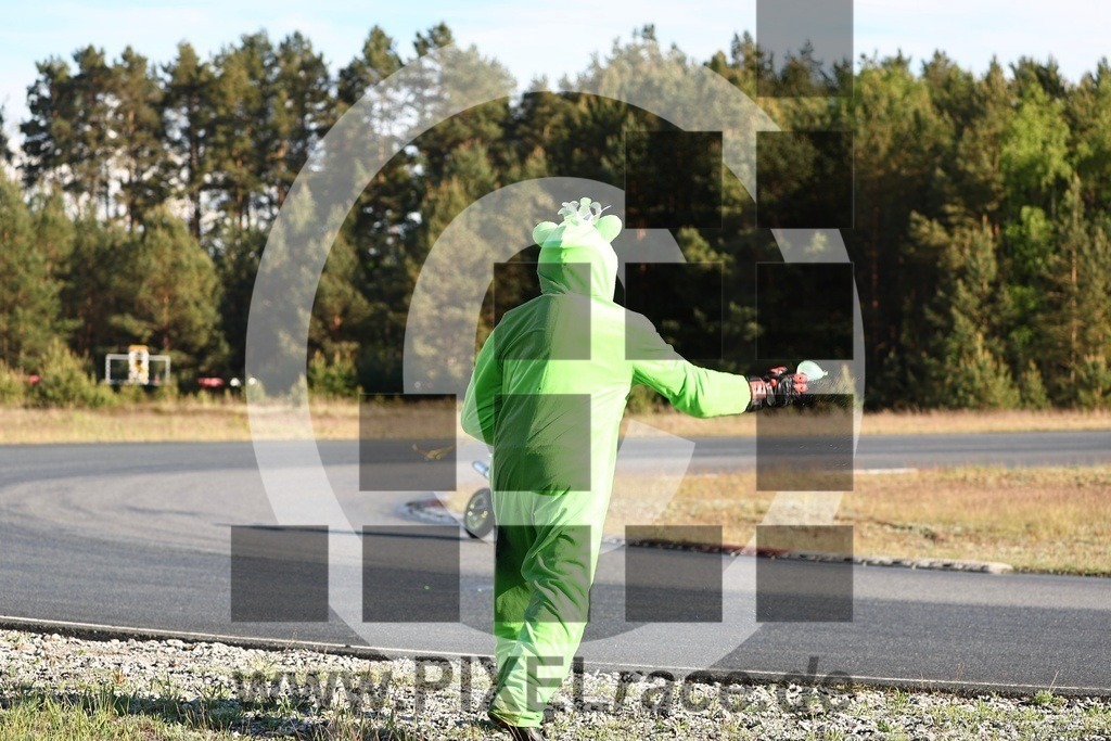 mopedrennen-20260514_12071 | Schöne Erinnerungen an spannende Momente - das festzuhalten ist unser Job. PIXELrace.de ist seit 2003 auf den Rennstrecken Europas unterwegs um die Action draußen beim Fahren und die wunderbare Stimmung imm Fahrerlager für euch einzufangen.
