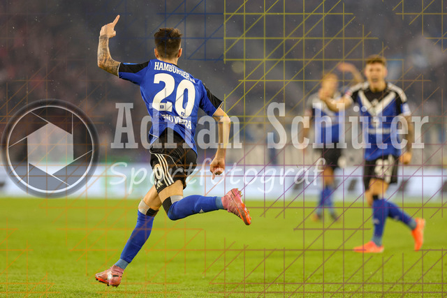 1. FC Köln vs Hamburger SV - 1. Bundesliga  | Köln, Deutschland, 02.11.25:   Fabio Vieira (Hamburger SV) jubelt nach seinem vermeintlichen Treffer zum 1:2 der vom VAR zurückgenommen wurdewaehrend des Spiels der Bundesliga zwischen  1. FC Köln vs Hamburger SV in der RheinEnergieStadion(Foto von Brauer-Fotoagentur / Adrian Schlueter)