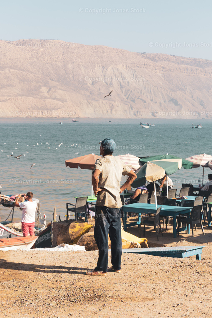 The Fisherman and his Thoughts | A fisherman watching over the busy harbour in Imsouane, Morocco.  - Realisiert mit Pictrs.com