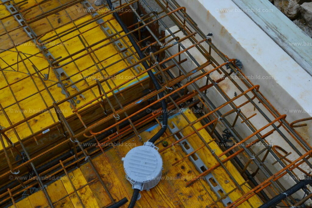 bib-lg17-elektroinstallation-0056 | Nach LV-Leistungsgruppen sortierte Detailfotos über den Bau eines Hauses. Alle Hausbau-Bilder direkt vom Urheber und Autor der Website Haus-Selber-Bauen.com