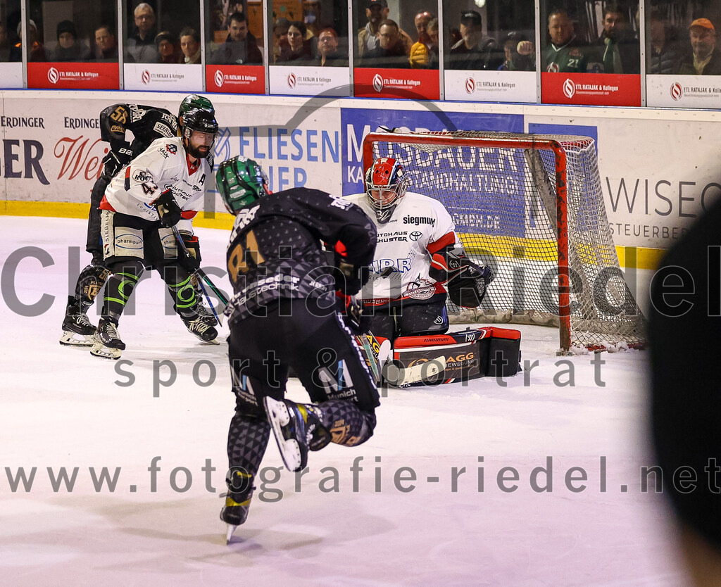2024-03-15_115_TSV_Erding_gegen_EHC_Koenigsbrunn | Erding, Deutschland, 15.03.2024:
Eishockey, Bayernliga Playoffs 2023 / 2024, 3. Spieltag, TSV Erding gegen EHC Königsbrunn, Endergebnis: 3:4 n. V.

Hayden Trupp (EHC Königsbrunn, #43), Maximilian Forster (Erding Gladiators, #81), Torwart Stefan Vajs (EHC Königsbrunn, #32)

Foto: Christian Riedel / fotografie-riedel.net