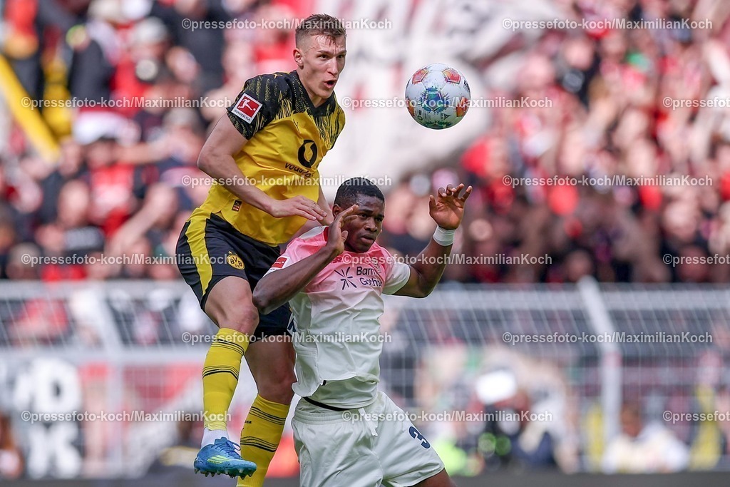 BVB11042601035 | 11.04.2026, Fußball, Borussia Dortmund - Bayer 04 Leverkusen, 1. Fußball Bundesliga, 29. Spieltag, Signal Iduna Park, Saison 2025 2026: Nico Schlotterbeck&nbsp;(BVB #04) im Zweikampf gegen  Christian Kofane&nbsp;(Bayer04 Leverkusen #35)  DFB regulations prohibit any use of photographs as image sequences and or quasi-video.