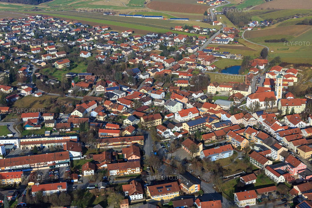 Luftbild: Hofmark und Kirche Maria Himmelfahrt von Süden in Bad Birnbach im Bundesland Bayern in Deutschland. – Foto: IMG_095970.jpg vom 29.12.2016 durch Werner Riehm/FLY-FOTO.de – Auflösung des Originals: 5472 x 3648 px – Untermenü auf- oder zuklappen