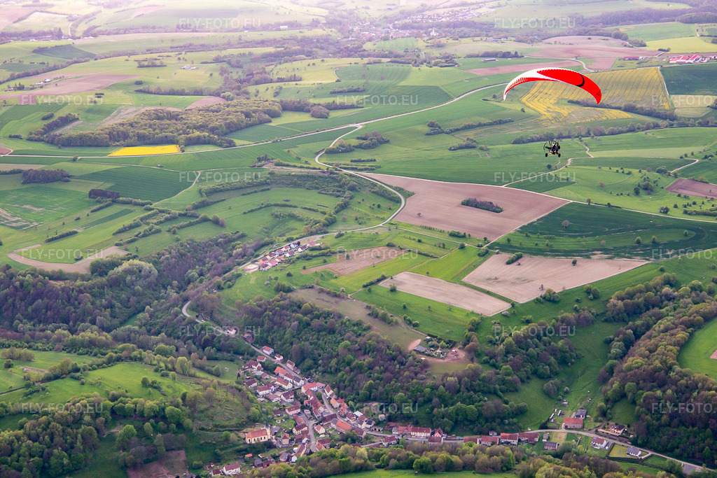 Vue aérienne: Parapente à Lengelsheim dans le département Moselle, France. Photo: IMG_140449.jpg prise le 30/04/2024 par Werner Riehm/FLY-FOTO.eu – Résolution de l'original: 5472 x 3648 px