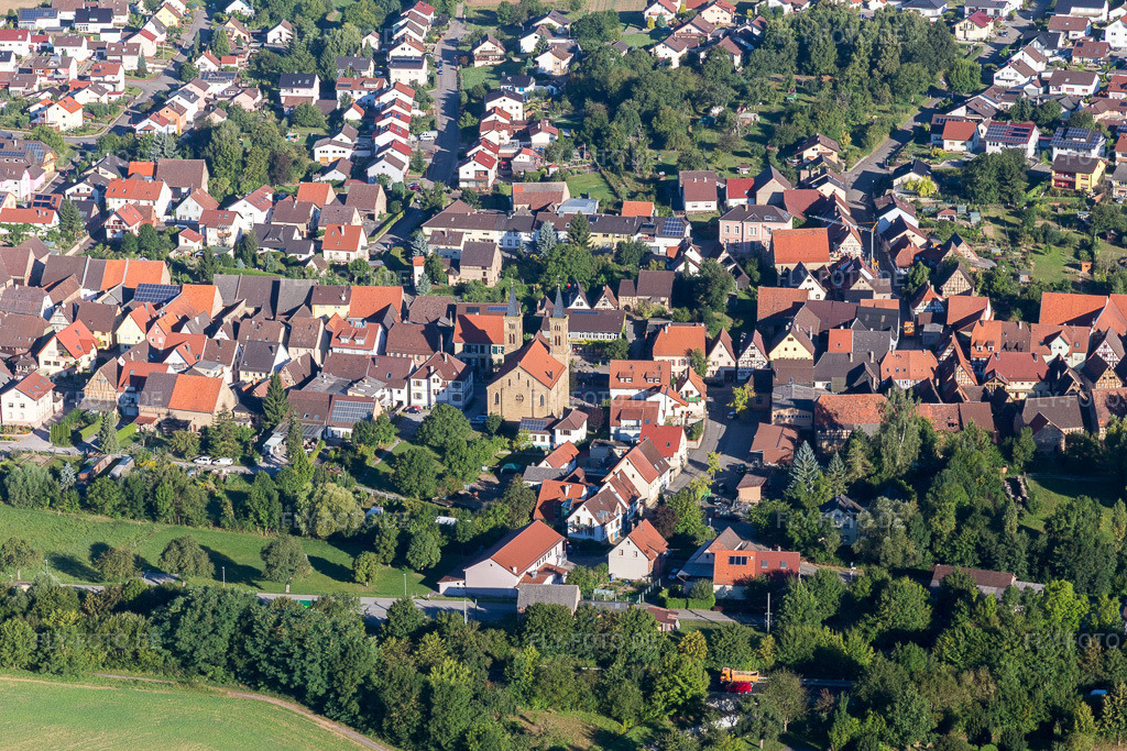 Luftbild: Kirchengebäude im Dorfkern in Zaisenhausen im Bundesland Baden-Württemberg in Deutschland. Foto: IMG_093895.jpg vom 23.08.2016 durch Werner Riehm/FLY-FOTO.de
