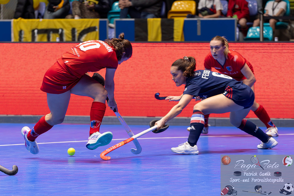 Volvo E.R.B. Final 4 Finale Frauen: Berliner HC - Mannheimer HC, 26.01.2025 | Linnea Weidemann (Berliner HC #10) &amp; Fiona Felber (Mannheimer HC #6) im Zweikampf um den Ball, Berliner HC - Mannheimer HC, Frankfurt, Süwag Arena, 26.1.2025 - Realisiert mit Pictrs.com