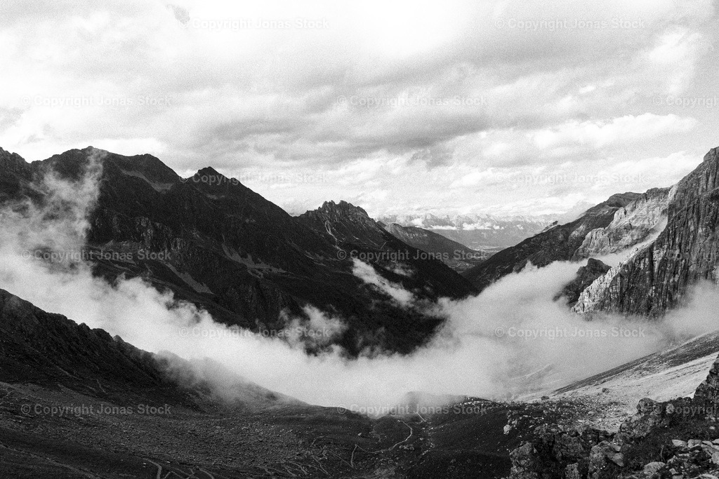 Cloud Coverage | Clouds covering the way down to the valley in Austria.  - Realisiert mit Pictrs.com
