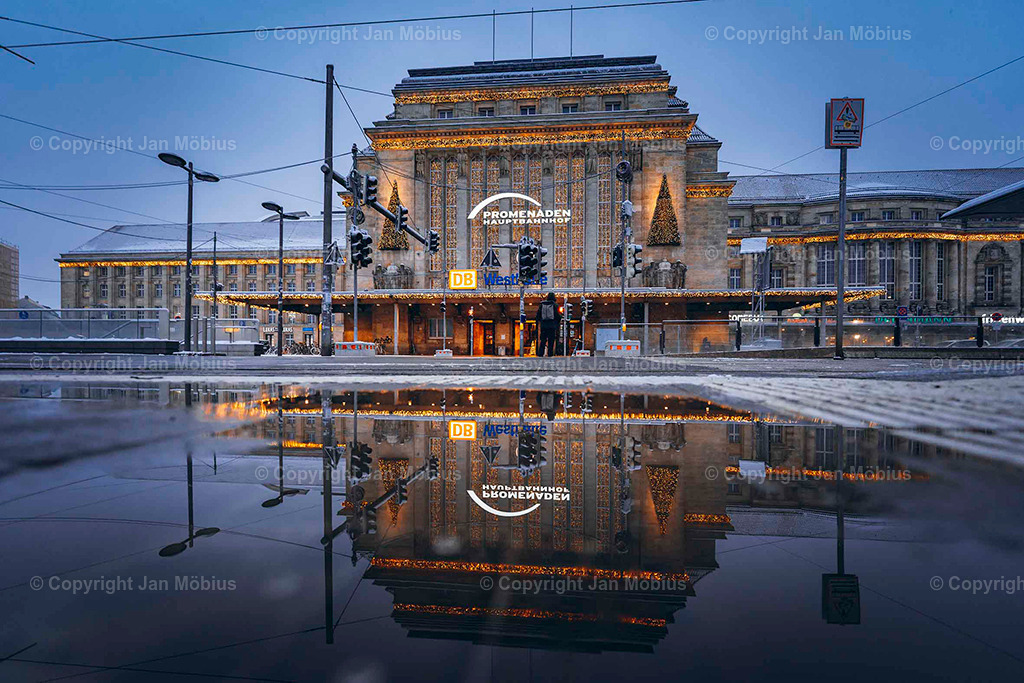 Leipziger Hauptbahnhof | Der Leipziger Hauptbahnhof ist nicht nur ein Verkehrsknotenpunkt, sondern auch architektonisch und stadtgeschichtlich ein echtes Highlight. Sein Vorplatz ist Drehscheibe für Menschen, Linien, City-Flair und Shopping – ein Ort voller Dynamik mitten im Herzen der Stadt.  - Realisiert mit Pictrs.com