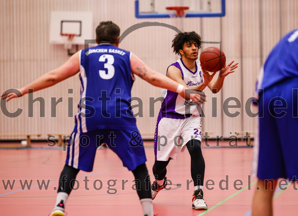 2022-05-29_075_SpVgg_Altenerding_gegen_Muenchen_Basket_2 | Erding, Deutschland, 29.05.2022:
Basketball, Bezirksliga 2021 / 2022, Herren Turnier der 2. der Aufstiegsrunden, SpVgg Altenerding gegen München Basket 2, Endergebnis: 

Paul Keil (München Basket, #3), Justin Ledbetter (SpVgg Altenerding, #24)

Foto: Christian Riedel / fotografie-riedel.net