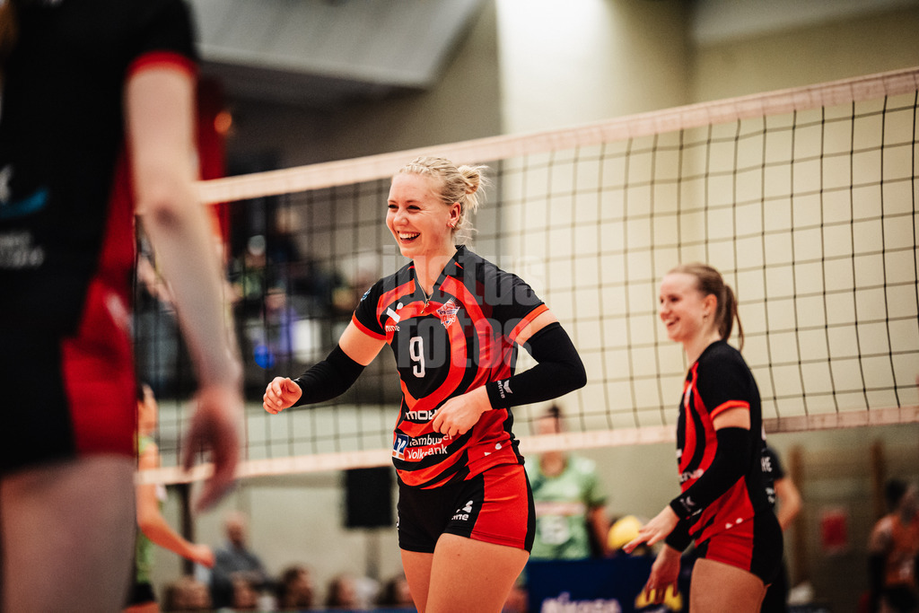 Volleyball | Frauen | Saison 2025/2026 | Volleyball Bundesliga | ETV Hamburger Volksbank Volleys vs. Ladies in Black Aachen | 29.10.2025 | Luise Klein (#9, ETV Hamburger Volksbank Volleys) beim Aufwärmen
