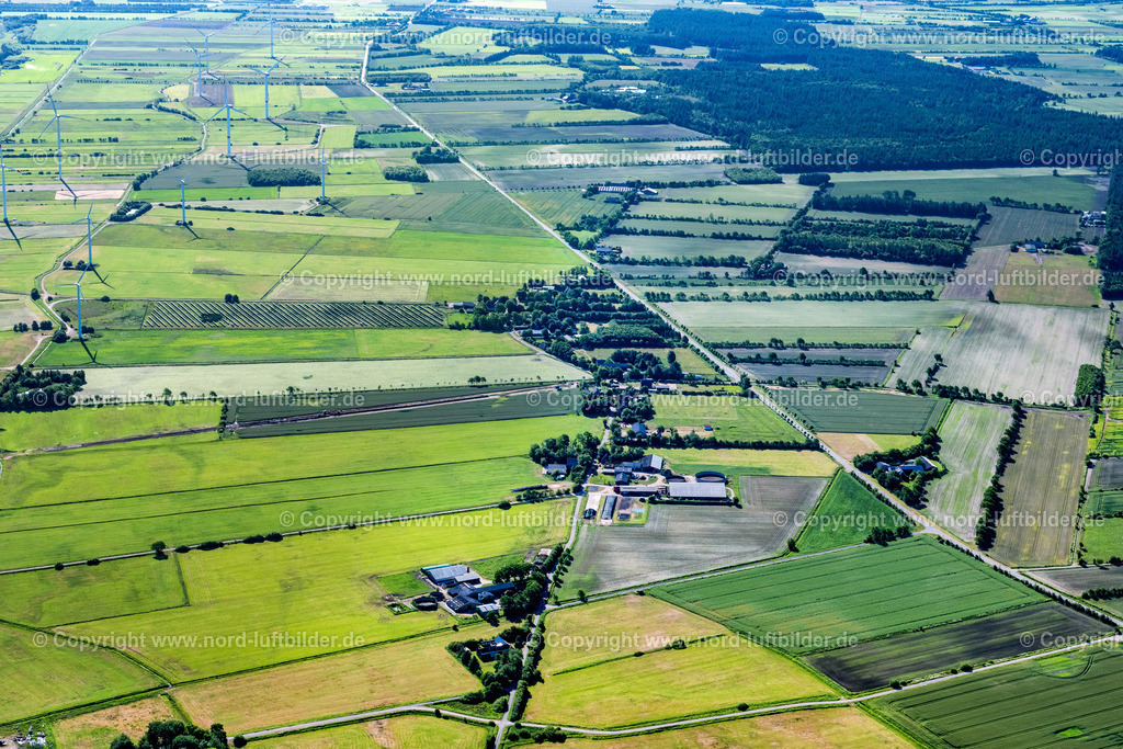 Ellhöft_ELS_7618100623 | ELLHöFT 10.06.2023 Senkrecht- Luftbild aus der Satelliten- Perspektive vom Landwirtschaftliche Nutzflächen und Feldgrenzen mit dem Kraftwerksanlagen umsäumen das Siedlungsgebiet des Dorfes an der Schulstraße in Ellhöft im Bundesland Schleswig-Holstein, Deutschland. // Vertical aerial view from the satellite perspective of the agricultural land and field boundaries with the power plants surround the settlement area of the village on street Schulstrasse in Ellhoeft in the state Schleswig-Holstein, Germany. Foto: Martin Elsen