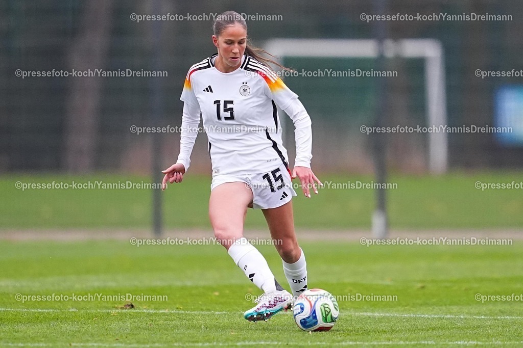 xYDRx26112502035 | 26.11.2025, xydrx, Fußball, Länderspiel, EM-Qualifikation U19-Frauen, Belgien - Deutschland, Sportschule Wedau: Maj Schneider (GER #15)