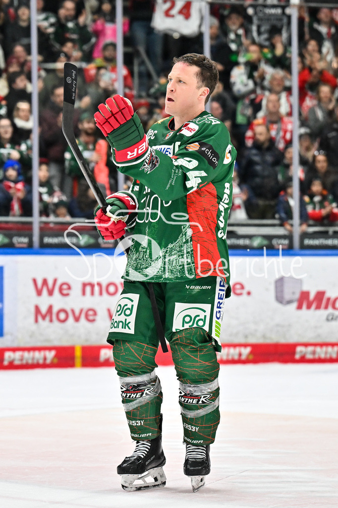Augsburger Panther - Grizzlys Wolfsburg | AUGSBURG, GERMANY - 15. MARCH: im Bild T. J. TREVELYAN (Augsburger Panther 24) / Einzelfoto / Freisteller nach dem Match zwischen den Augsburger Panthern und den Grizzlys Wolfsburg am 52. Spieltag der Penny DEL im Curt Frenzel Stadion / der sich bei den Fans verabschiedet