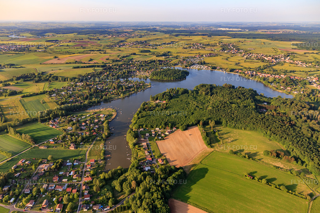 Vue aérienne: L'étang Holving, Étang de Hirbach à Hilsprich dans le département Moselle, France – .Photo: IMG_107380.jpg prise le 19/05/2018 par Werner Riehm/FLY-FOTO.eu – Résolution de l'original: 5472 x 3648 px