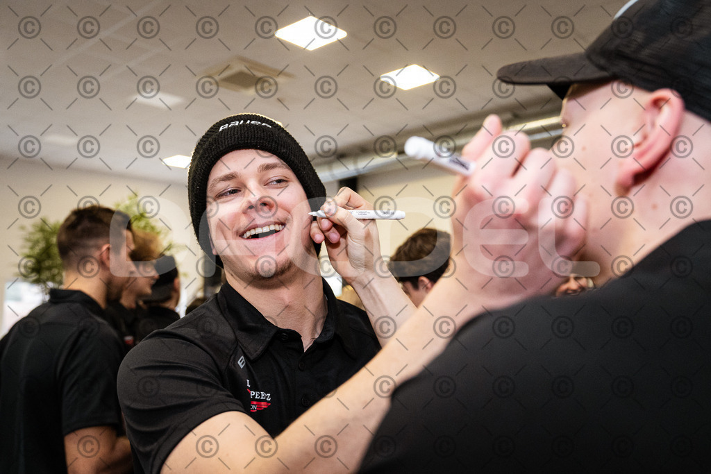 Alligators_Autogrammstunde-24 | Höchstadt Alligators Fotogalerie: Eishockey-Action aus Franken. Professionelle Spielfotos, Portraits & Stadionbilder zum Download. Jetzt entdecken! - Realisiert mit Pictrs.com