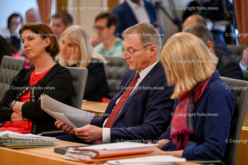 Landhaus Linz_ Promenade_ Landtagssitzung_ 11.04.2024-99 | 11.04.2024, Landhaus Linz AUT, Promenade, Landtagssitzung, im Bild LRin Michaela Langer Weninger (VP), LH Thomas Stelzer (VP, Landeshauptmann Ooe), LH-StvIn Christine Haberlander (VP)