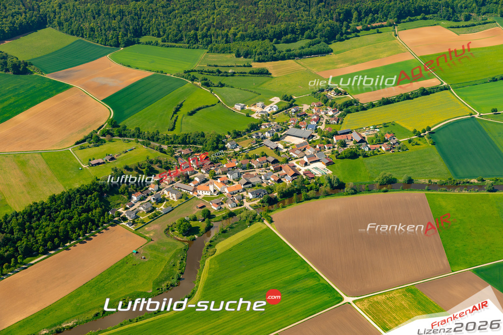 Das Luftbild zeigt : Rieshofen Walting - Die Luftaufnahme wurde 2024 vom UL-Flugzeug aus erstellt ( keine Drohne ) - Hochauflösende Luftaufnahme - Für grossformatige Ausdrucke geeignet. Die Geschenkidee !Mit Lizenz und Bildrechte bestellbar