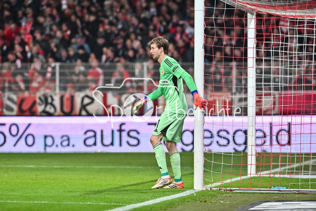 1. FC Union Berlin - FC Bayern München | berlin, DEUTSCHLAND - 8. NOVEMBER: im Bild Frederik RÖNNOW (Union Berlin 1) während dem Bundesligamatch zwischen dem 1. FC Union Berlin und dem FC Bayern München am 10. Spieltag im Stadion an der alten Försterei am 8. November 2025 in Berlin, Germany / DFL REGULATIONS PROHIBIT ANY USE OF PHOTOGRAPHS AS IMAGE SEQUENCES AND/OR QUASI-VIDEO