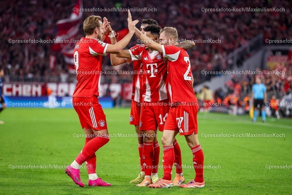UCL22102501062 | 22.10.2025, Fußball, UEFA Champions League, FC Bayern München - Club Brügge, Allianz Arena, Saison 2025 2026: Torjubel nach dem Tor zum 3:0 durch Torschütze Luis Diaz&nbsp;(FC Bayern Muenchen #14)  zusammen mit  Konrad Laimer&nbsp;(FC Bayern Muenchen #27) Harry Kane&nbsp;(FC Bayern Muenchen #09) Aleksandar Pavlovic&nbsp;(FC Bayern Muenchen #45) Regulations prohibit any use of photographs as image sequences and or quasi-video.