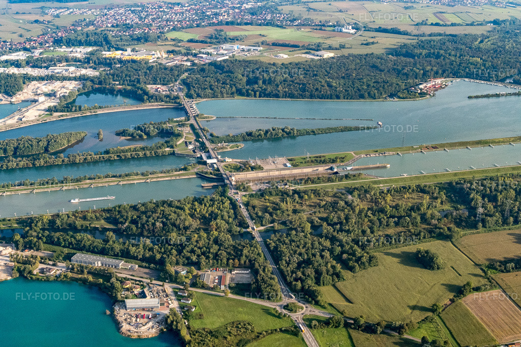 Luftbild: Rheinbrücke Gambsheim Schleuse bei Freistett in Gambsheim im Bundesland Bas-Rhin in Frankreich. – Foto: P1000980.jpg vom 15.09.2014 durch Werner Riehm/FLY-FOTO.de – Auflösung des Originals: 5472 x 3648 px
