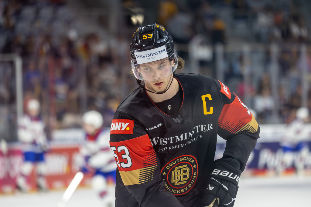 Eishockey-Länderspiel Deutschland gegen USA in Mannheim (letztes Vorbereitungsspiel vor der WM in der Schweiz) | Eishockey-Länderspiel Deutschland gegen USA in Mannheim (letztes Vorbereitungsspiel vor der WM in der Schweiz)***Moritz Seider (53, Deutschland) beim Warm-Up - Realisiert mit Pictrs.com