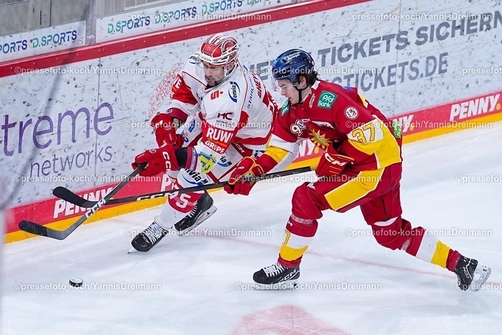 xYDRx18112501038 | 18.11.2025, xydrx, Eishockey, DEL2, Düsseldorfer EG - Eispiraten Crimmitschau, PSD Bank Dome Düsseldorf: Denis Shevyrin (Eispiraten Crimmitschau #75) im Zweikampf gegen Lenny Boos (Düsseldorfer EG #37)