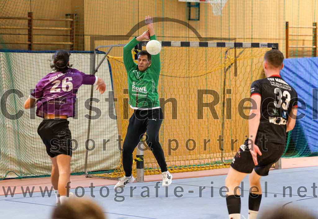 2024-09-21_020_SpVgg_Altenerding_gegen_TSV_1861_Mainburg | Erding, Deutschland, 21.09.2024:Handball, Bezirksoberliga Männer 2024 / 2025, 1. Spieltag, SpVgg Altenerding gegen TSV 1861 Mainburg, Endergebnis: 36:20Luis Leitner (SpVgg Altenerding, #26), Torwart Hannes Möser (TSV 1861 Mainburg, #1), Torwart Jannik Fleps (SpVgg Altenerding, #33)Foto: Christian Riedel / fotografie-riedel.net