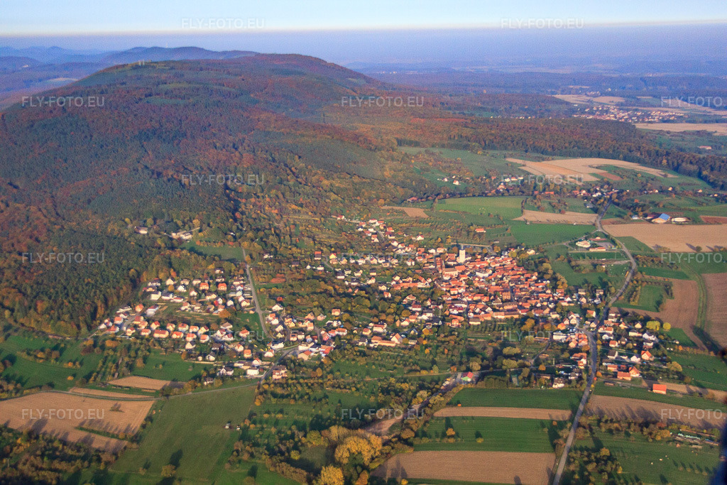 Vue aérienne: Vue de la ville depuis le sud-ouest à Gœrsdorf dans le département Bas Rhin, France.Photo: IMG_54207.jpg prise le 21/10/2012 par Werner Riehm/FLY-FOTO.euRésolution de l'original: 4752 x 3168 px