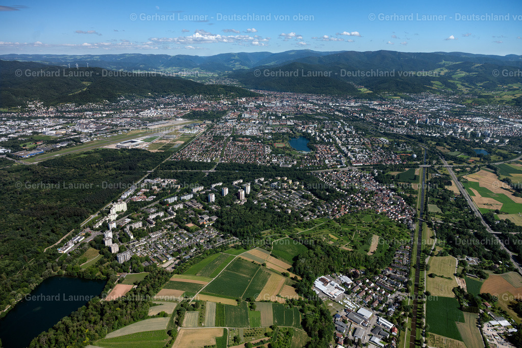 4033713 | LANDWASSER 30.06.2020 Stadtgebiet mit von Wald- und Forstflächen umsäumten Außenbezirken und Innenstadtbereich in Landwasser im Bundesland Baden-Württemberg, Deutschland // Urban area with outskirts and inner city area surrounded by woodland and forest areas in Landwasser in the state Baden-Wuerttemberg, Germany Foto: Gerhard Launer