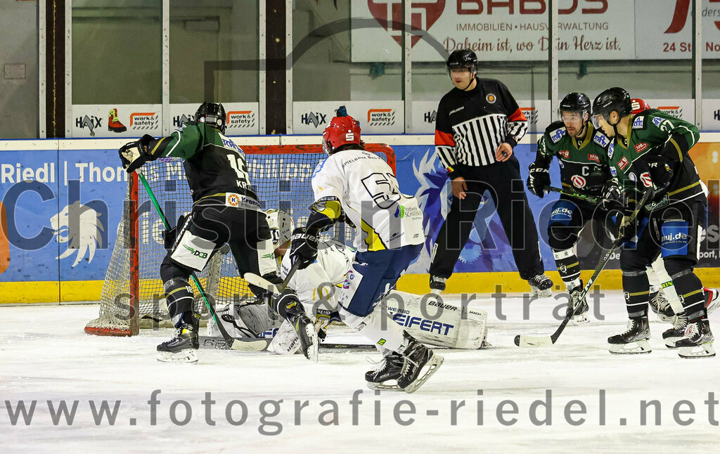 2023-01-06_016_TSV_Erding_gegen_ERV_Schweinfurt | Erding, Deutschland, 06.01.2023:
Eishockey, Bayernliga 2022 / 2023, 26. Spieltag, TSV Erding gegen ERV Schweinfurt, Endergebnis: 7:3

Daniel Krzizok (Erding Gladiators, #18), Torwart Benedict Roßberg (ERV Schweinfurt, #42), Leon Hartl (ERV Schweinfurt, #55), Philipp Michl (Erding Gladiators, #77), Mark Waldhausen (Erding Gladiators, #27)

Foto: Christian Riedel / fotografie-riedel.net