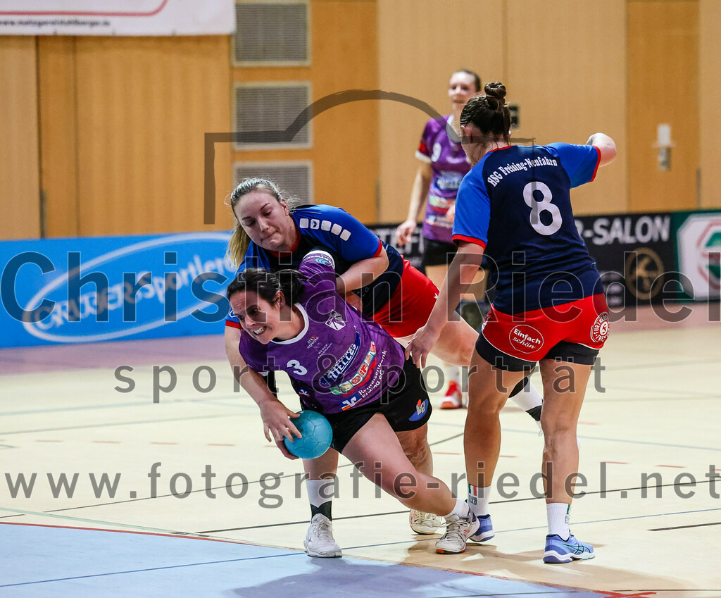 2023-12-09_093_SpVgg_Altenerding_gegen_HSG_Freising-Neufahrn | Erding, Deutschland, 09.12.2023:
Handball, Bezirksoberliga Frauen Altbayern 2023 / 2024, 9. Spieltag, SpVgg Altenerding gegen HSG Freising-Neufahrn, Endergebnis: 29:28

Theresa Obermeier (HSG Freising-Neufahrn, #4), Kati Gottschalk (SpVgg Altenerding, #3), Franziska Edler (HSG Freising-Neufahrn, #9)

Foto: Christian Riedel / fotografie-riedel.net