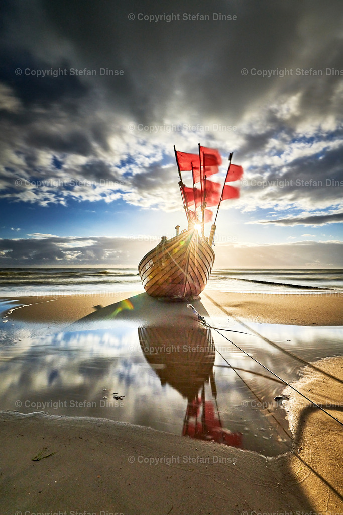 _DSC4238bbb | Findlinge im Eis, Zeesenboote bei der Traditionsregatta, eine Seebrücke im Sonnenaufgang - mit den Bildern aus dieser Galerie erhalten Sie wunderschöne Aufnahmen über das ganze Jahr. Ein tolles Produkt zum Verschenken, Werben oder zum Träumen vom nächsten - Realisiert mit Pictrs.com
