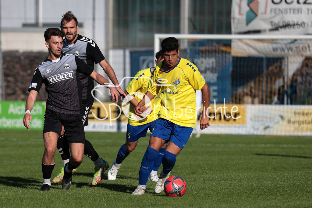 FC Pipinsried - SV Wacker Burghausen | Edin HYSENI (SVW #18) im Duell mit Pablo RODRIGUEZ-BENITEZ (FCP #42)