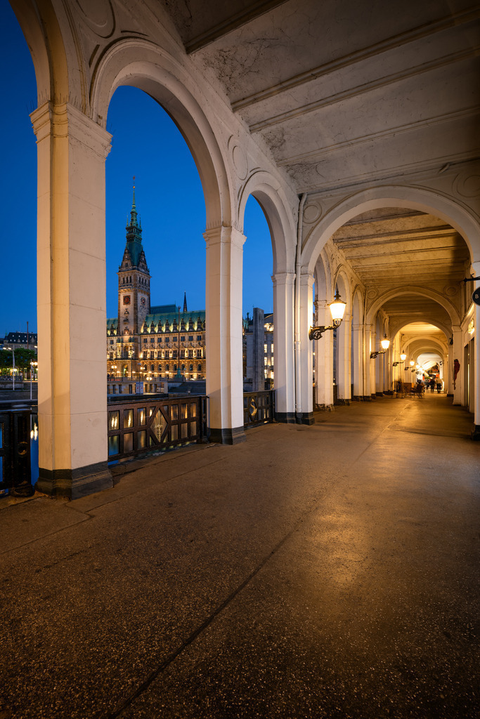 10260302 - Alsterarkaden und Rathaus | Stimmungsvolles Motiv von den Alsterarkaden mit Blick auf das Hamburger Rathaus.