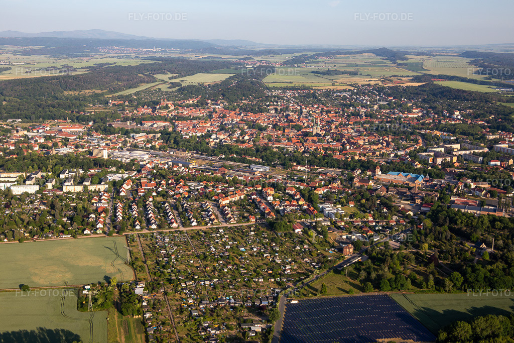 Luftbild: Ortsansicht von Südosten in Quedlinburg im Bundesland Sachsen-Anhalt in Deutschland. Foto: IMG_136309.jpg vom 15.06.2023 durch Werner Riehm/FLY-FOTO.de