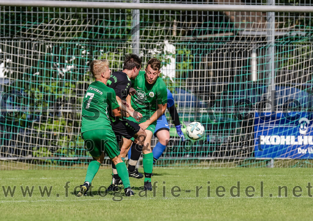 2023-07-09_093_FC_Forstern_gegen_SpVgg_Neuching | Forstern, Deutschland, 09.07.2023:
Fußball, Kreisklasse 2023 / 2024, Testspiel, FC Forstern gegen SpVgg Neuching, Endergebnis: 2:4

Niklas Kasper (FC Forstern, #7), Johann Schindlbeck (SpVgg Neuching, #5), Michael Simon (FC Forstern, #8)

Foto: Christian Riedel / fotografie-riedel.net