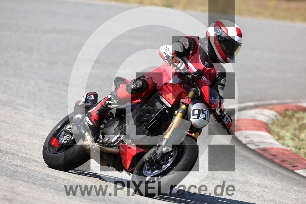 0950-20240502_00273 | Schöne Erinnerungen an spannende Momente - das festzuhalten ist unser Job. PIXELrace.de ist seit 2003 auf den Rennstrecken Europas unterwegs um die Action draußen beim Fahren und die wunderbare Stimmung imm Fahrerlager für euch einzufangen.