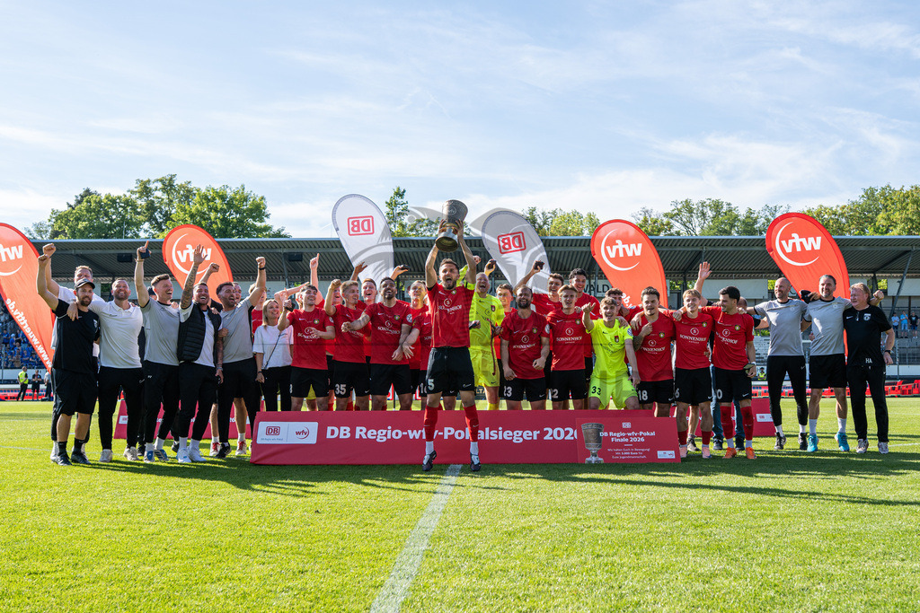 Stuttgarter Kickers vs. SG Sonnenhof Großaspach, Fussball, WFV-Pokal, Finale, 23.05.2026 | Volkan Celiktas (SG Sonnenhof Großaspach, #05) und seine Mannschaft jubeln nach Pokaluebergabe,Stuttgarter Kickers vs. SG Sonnenhof Großaspach, Fussball, WFV-Pokal, Finale, 23.05.2026