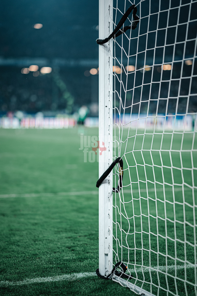 Fußball | Männer | Saison 2023/2024 | 2. Fußball-Bundesliga | 21. Spieltag | Hamburger SV vs. Hannover 96 | 09.02.2024 | HSV Fans sabotieren das Spiel aus Protest mit Schlössern im Tor