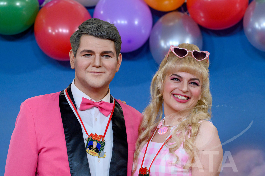 _DWA1775 | Politikerin Katharina Schulze (Grüne) mit ihrem Stellvertreter Johannes Becher (links) bei der TV-Sendung Fastnacht in Franken 2024. Veitshöchheim, 02.02.2024 Bayern Deutschland - Realisiert mit Pictrs.com