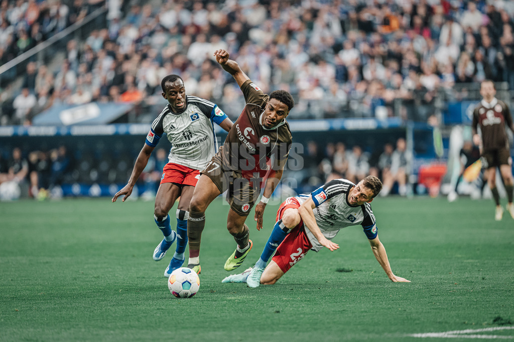 Fußball | Männer | Saison 2023/2024 | 2. Fußball-Bundesliga | 32. Spieltag | Hamburger SV vs. FC St. Pauli  | 03.05.2024 | Oladapo Afolayan (#17, FC St. Pauli) kämpft sich durch die Mitte von Jean-Luc Dompe (#27, HSV) und Jonas Meffert (#23, HSV)