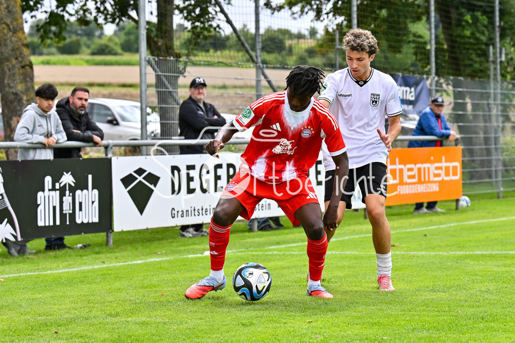SSV Ulm 1846 Fussball U19 - FC Bayern München U19 | im Duell Aristide HENTCHO NSEKE (FC Bayern U19 #16) und Stefan KONOWALOW (SSV Ulm U19 21) / Zweikampf / U19 DFB Nachwuchsliga: SSV Ulm 1846 Fussball - FC Bayern München, Hauptspielfeld Langenau am 02.08.2025