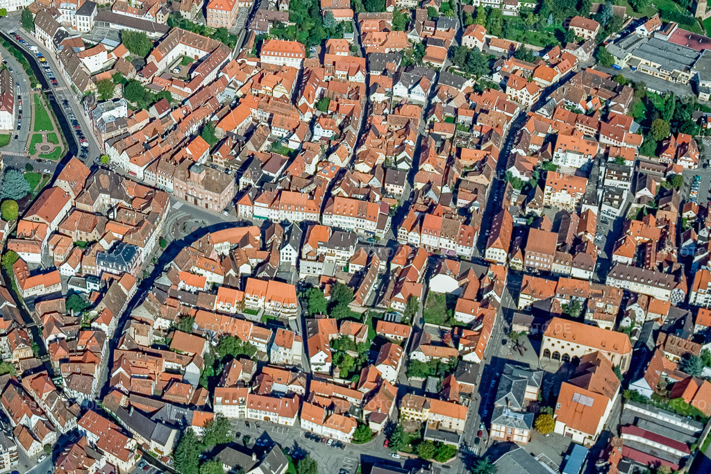 Luftbild: Place de la republique und Rue Nationale in Wissembourg im Bundesland Bas-Rhin in Frankreich. – Foto: IMG_4329.jpg vom 08.10.2006 durch Werner Riehm/FLY-FOTO.de – Auflösung des Originals: 3209 x 2139 px