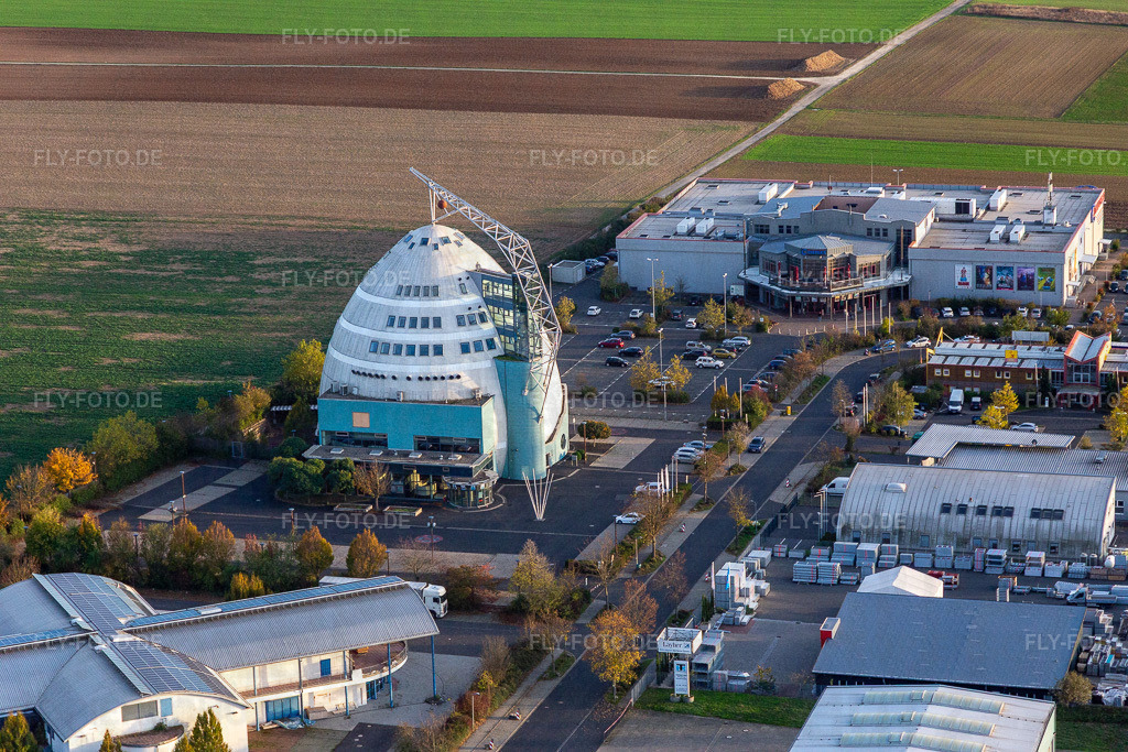Gewerbegebiet und Firmenansiedlung Mainfrankenpark mit Cineworld-Cineplex | Luftbild: Gewerbegebiet und Firmenansiedlung Mainfrankenpark mit Cineworld-Cineplex im Ortsteil Effeldorf in Dettelbach im Bundesland Bayern in Deutschland. Foto: IMG_119718.jpg vom 26.10.2019 durch Werner Riehm/FLY-FOTO.de - Realisiert mit Pictrs.com
