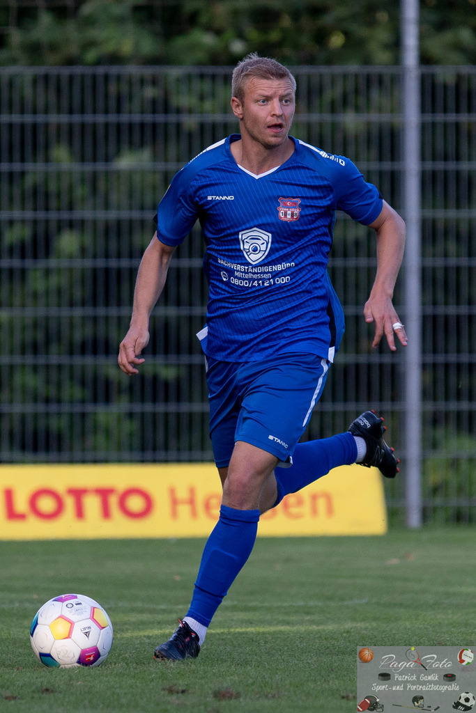 Hessenliga: Türk Gücü Friedberg - FC Eddersheim, 09.08.2024 | Maik Vetter (Türk Gücü Friedberg #18) am Ball, Freisteller, Portrait / Porträt, Türk Gücü Friedberg - FC Eddersheim, Friedberg, Städtischer Sportplatz, 9.8.2024 - Realisiert mit Pictrs.com