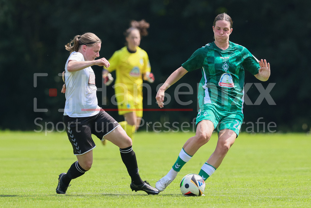 Fussball, Testspiel Frauen, SV Henstedt-Ulzburg - SV Werder Bremen | v.li.: Vera Homp (SV Henstedt-Ulzburg, 20) und Lara Schmidt (SV Werder Bremen, 24) im Zweikampf, Duell, Dynamik, Aktion, Action, Spielszene