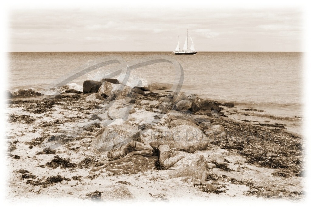 NatureArt-OSTSEESTRAND_0808b3b | Segelschiff in Sepia | #004 | Modell: Katey | Foto: Mike Koppold - Realisiert mit Pictrs.com