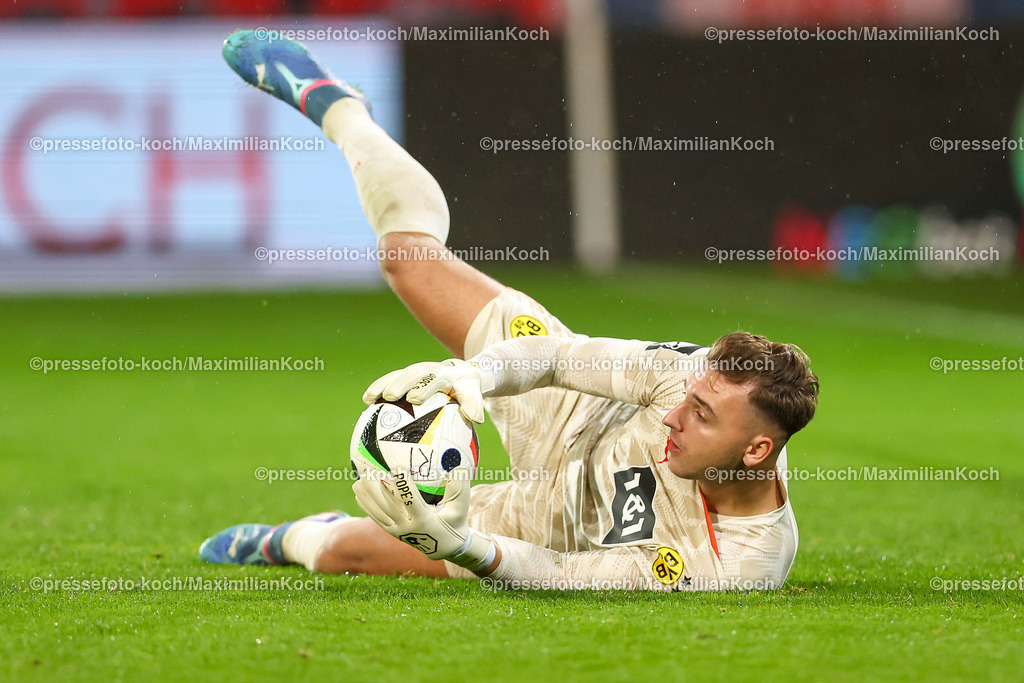 RWE3Liga25092401047 | 25.09.2024, Essen, Fußball,  Rot-Weiss Essen – Borussia Dortmund II (U23), bwin 3. Liga Herren, Stadion an der Hafenstraße, 7. Spieltag Saison 2024 2025: Torwart Marcel Lotka (BVB II #35) DFB regulations prohibit any use of photographs as image sequences and or quasi-video.